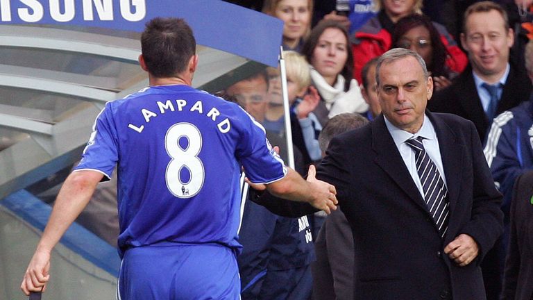 Chelsea Frank Lampard (L) shakes hands with manager Avram Grant (R) after the Premiership match against Manchester City in 2007