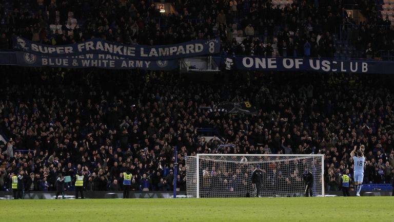 Chelsea fans applaud Manchester City's English midfielder Frank Lampard (R) after the final whistle the match between Chelsea and Manchester City