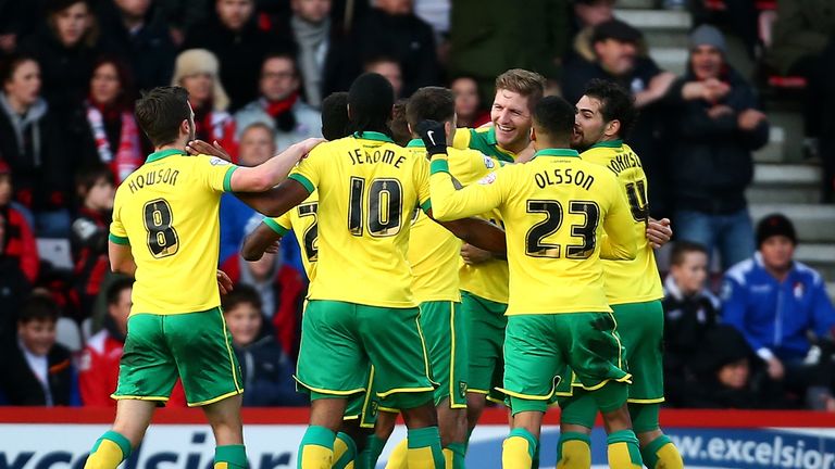 BOURNEMOUTH, ENGLAND - JANUARY 10:  Norwich celebrate with Gary Hooper after he scores to make it 1-1 during the Sky Bet Championship match between AFC Bou