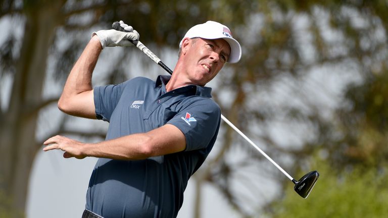 Aussie veteran Richard Green adopts the one-handed approach with the driver.