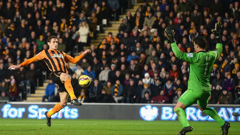 Hull's Nikica Jelavic lifts the ball over Everton's Joel Robles to score his team's second goal