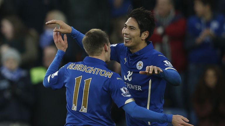 Leicester City's English midfielder Marc Albrighton (L) congratulates Leicester City's Argentinian striker Leonardo Ulloa 