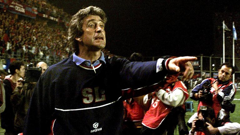 Head Coach of San Lorenzo, Manuel Pellegrini (L), gives instructions to his team in June 2001