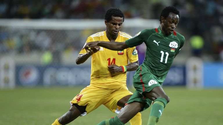 Ethiopia's midfielder Minyahile Teshome (L) vies with Burkina Faso's midfielder Jonathan Pitroipa during the Ethiopia vs Burkina Faso Africa Cup of Nations