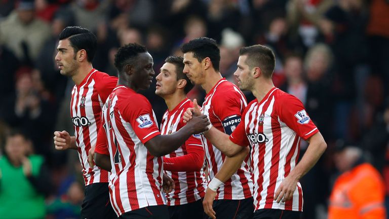SOUTHAMPTON, ENGLAND - JANUARY 04:  Morgan Schneiderlin #4 (R) of Southampton celebrates with teammates after scoring a goal to level the scores at 1-1 dur