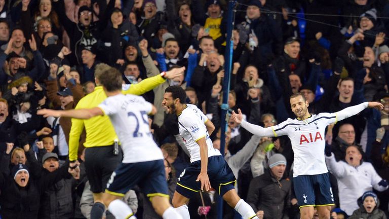 Tottenham Hotspur's French midfielder Etienne Capoue (C) celebrates