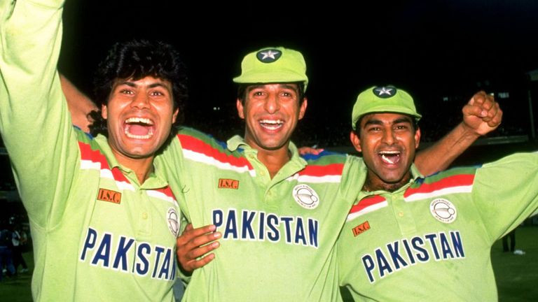 Mahmood Fazal, Wasim Akram and Aamir Sohail after Pakistan beat England in 1992