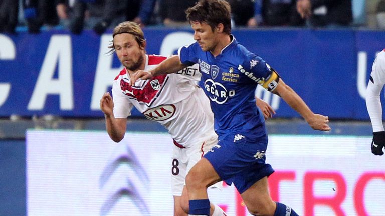 Bastia's midfielder Yannick Cahuzac (right) vies with Bordeaux's Jaroslav Plasil