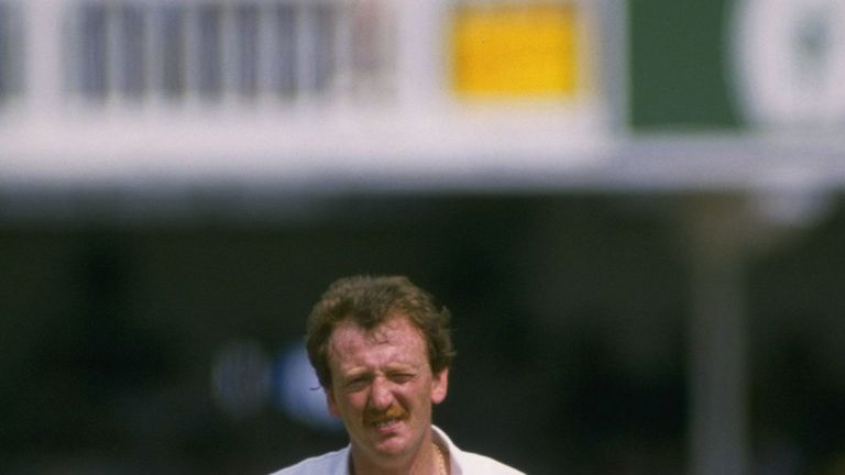 Jul 1985:  Arnie Sidebottom of England and Yorkshire prepares the ball to bowl during the third test against Australia at Trentbridge in Nottingham. Mandat