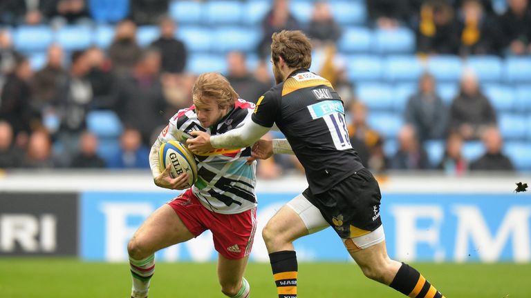 COVENTRY, ENGLAND - FEBRUARY 15:  Elliot Daly of Wasps  tackles Charlie Walker of Harlequins during the Aviva Premiership match between Wasps and Harlequin