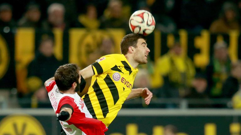 Sokratis Papastathopoulos wins a header