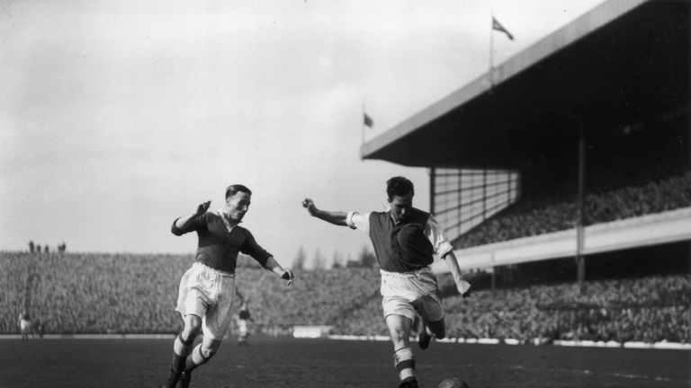 20th March 1948:  Denis Compton (1918 - 1997), right, playing for Arsenal reserves against Chelsea at Highbury in north London.  (Photo by Ron Burton/Keyst