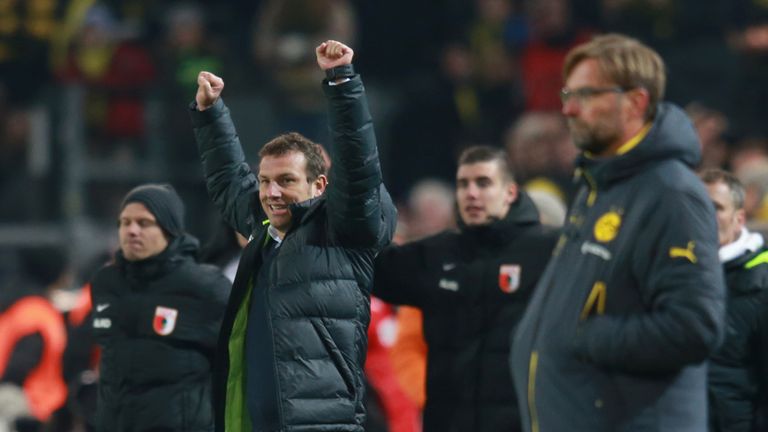 Маркус Винцирл, треньор на Аугсбург, отпразнува победата, докато Юрген Клоп, треньор на Дортмунд, изглеждаше унил.