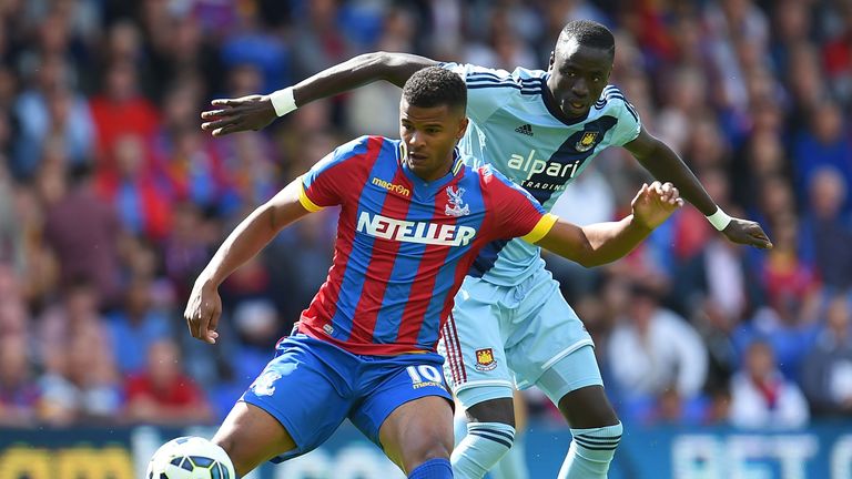 LONDON, ENGLAND - AUGUST 23: Frazier Campbell (L) of Crystal Palace and Cheikhou Kouyate of West Ham in action during the Premiere League match between Cry