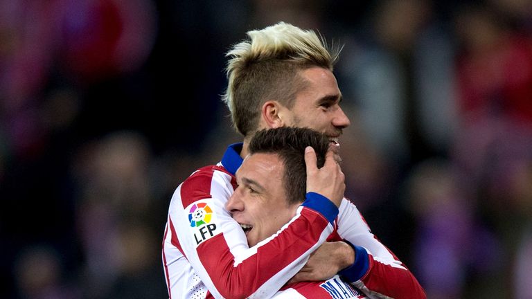 MADRID, SPAIN - FEBRUARY 21:  Antoine Griezmann (L) of Atletico de Madrid celebrates scoring their second goal with teammate Mario Mandzukic during the La 