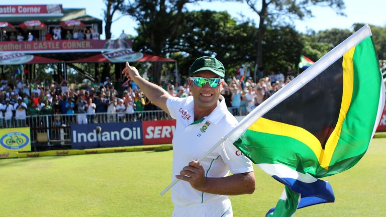South Africa's Jacques Kallis acknowledges the crowd in his lap of honour around the field    during Day 5  of the second and final  Cricket Test  Match be