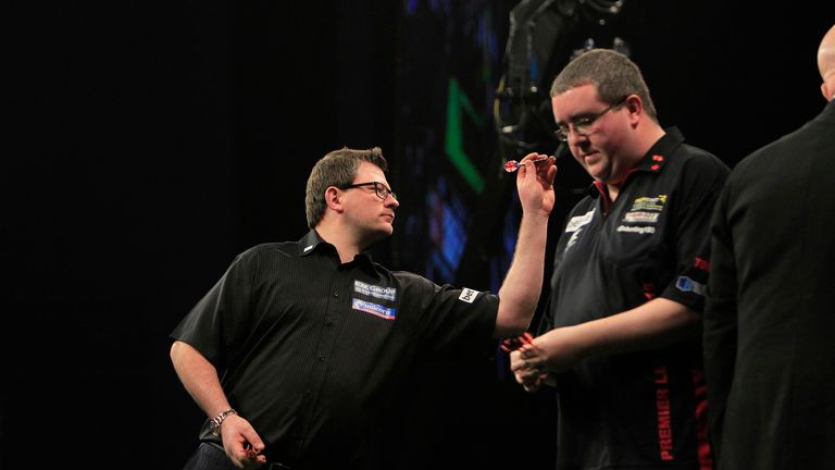 BETWAY PREMIER LEAGUE DARTS 2015.FIRST DIRECT ARENA,LEEDS.PIC;LAWRENCE LUSTIG.STEPHEN BUNTING V JAMES WADE.JAMES WADE IN ACTION.