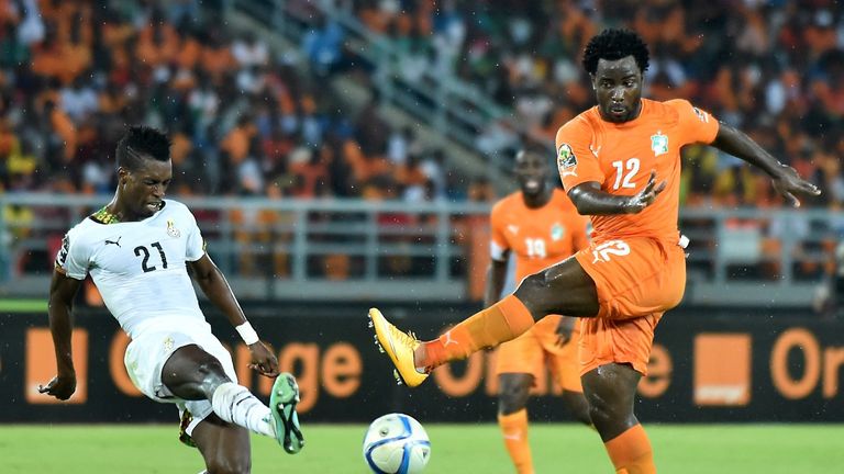 John Boye (L) challenges Ivory Coast's forward Wilfried Bony during the 2015 African Cup of Nations final football match between Ivory Coast and Ghana