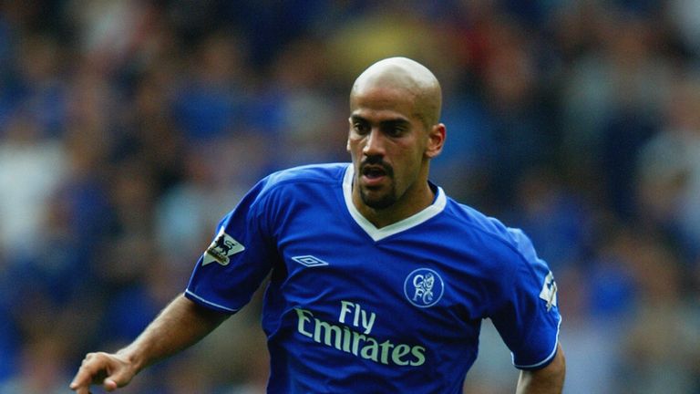 Juan Sebastian Veron of Chelsea runs with the ball during the FA Barclaycard Premiership match between Chelsea and Leicester City held