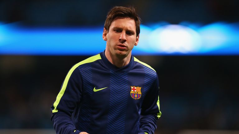 Lionel Messi warms up during the UEFA Champions League Round of 16 match between Manchester City and Barcelona