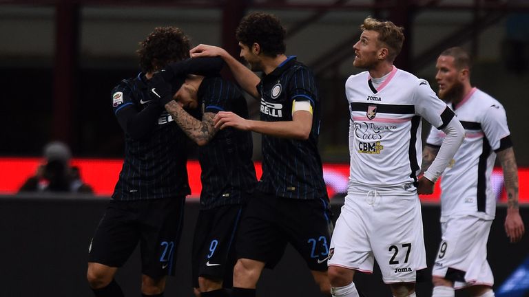 Mauro Icardi of Internazionale Milano celebrates with team mates