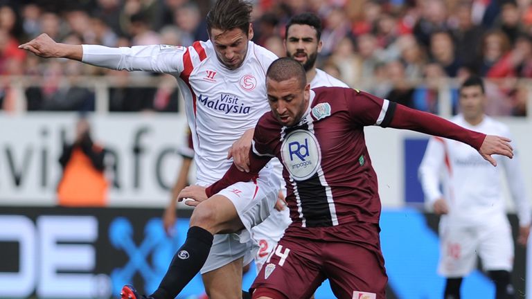 Sevilla's Polish midfielder Grzegorz Krychowiak  (L) vies with Cordoba's Algerian forward Nabil Ghilas (R) during 