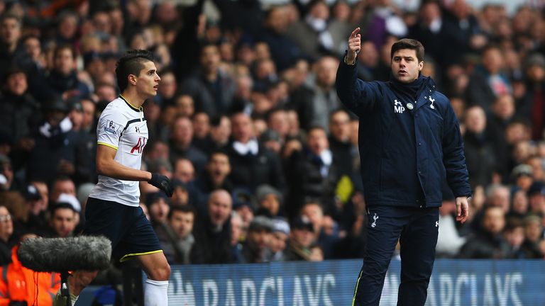LONDON, ENGLAND - FEBRUARY 07:  Mauricio Pochettino, manager of Tottenham Hotspur gestures with Erik Lamela of Tottenham Hotspur during the Barclays Premie