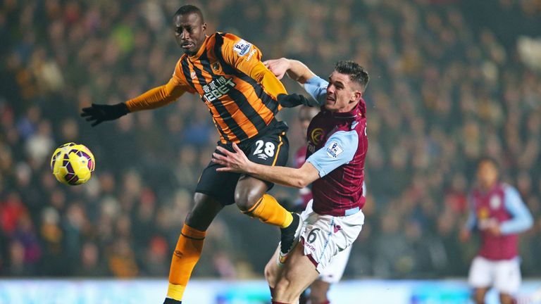 Dame N'Doye and Ciaran Clark compete for the ball