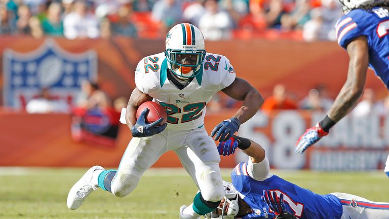 MIAMI GARDENS, FL - DECEMBER 23: Reggie Bush #22 of the Miami Dolphins runs with the ball against the Buffalo Bills on December 23, 2012 at Sun Life Stadiu