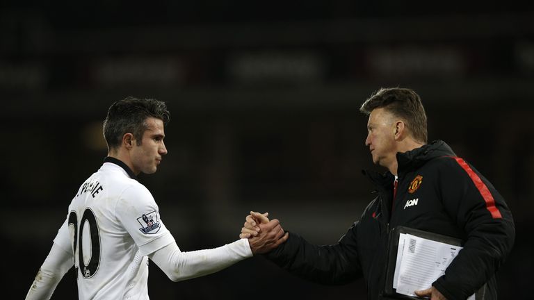 Manchester United manager Louis van Gaal (R) shakes hands with Robin van Persie after the draw at West Ham