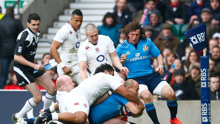 LONDON, ENGLAND - FEBRUARY 14:  Number eight Sergio Parisse of Italy crashes over to score the opening try during the RBS Six Nations match between England