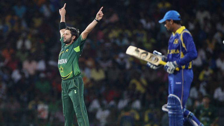 COLOMBO, SRI LANKA - FEBRUARY 26:  Shahid Afridi (L) of Pakistan celebrates taking the wicket of Tillakaratne Dilshan (R) during the Pakistan v Sri Lanka 2