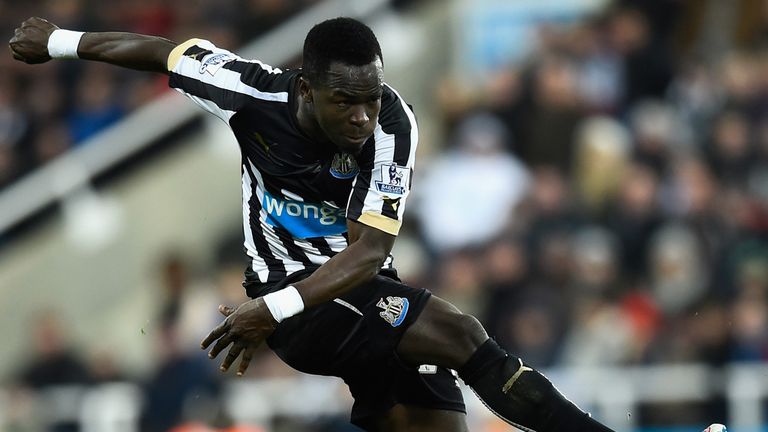 NEWCASTLE UPON TYNE, ENGLAND - DECEMBER 28:  Newcastle player Chieck Tiote takes a pop at goal during the Barclays Premier League match between Newcastle U