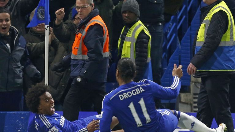 Chelsea,s Willian celebrates with Didier Drogba (R)