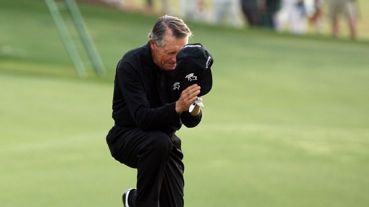 Gary Player of South Africa acknowledges the crowd after his final Masters Tournament at the 2009 Masters Tournament.