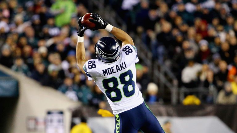 PHILADELPHIA, PA - DECEMBER 07:  Tony Moeaki #88 of the Seattle Seahawks makes a catch in the first half against the Philadelphia Eagles at Lincoln Financi