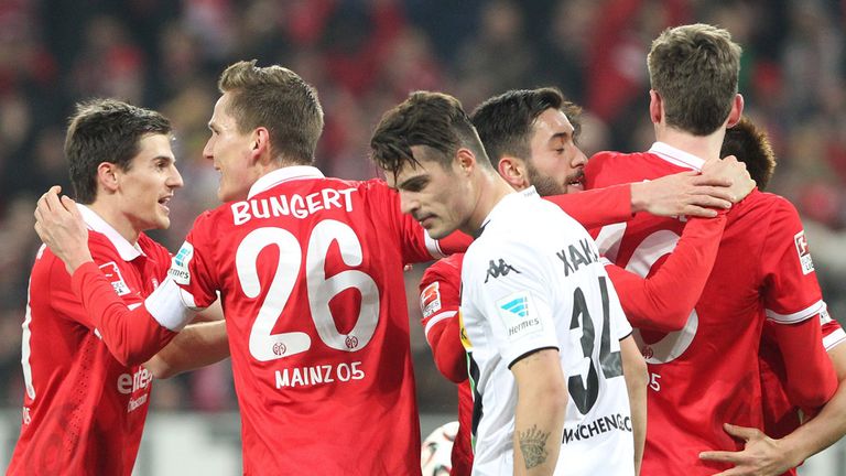 Mainz players celebrate their equaliser against Gladbach