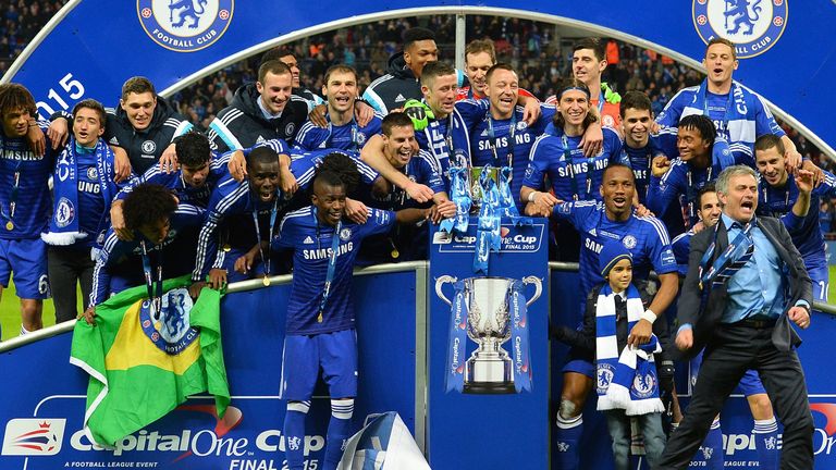 Chelsea's Jose Mourinho (R) celebrates with his team