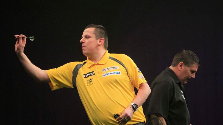 BETWAY PREMIER LEAGUE DARTS 2015.WESTPOINT ARENA,EXETER.PIC;LAWRENCE LUSTIG.GARY ANDERSON V DAVE CHISNALL.DAVE CHISNALL WINS