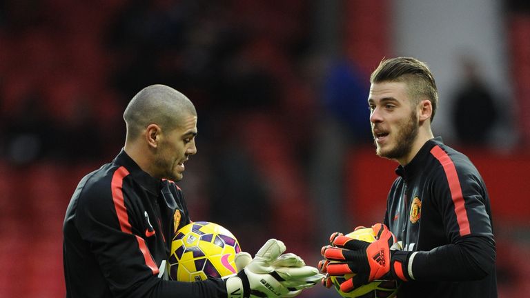 David de Gea and Vi­ctor Valdes warm up ahead of the English Premier League football match between Manchester United and Southampton at Old Trafford