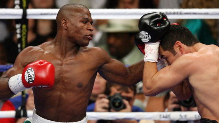 TO GO WITH AFP STORY - (FILES) - Oscar De La Hoya fights with Floyd Mayweather during their WBC Super Welterweight World Championship, in Las Vegas, Nevada