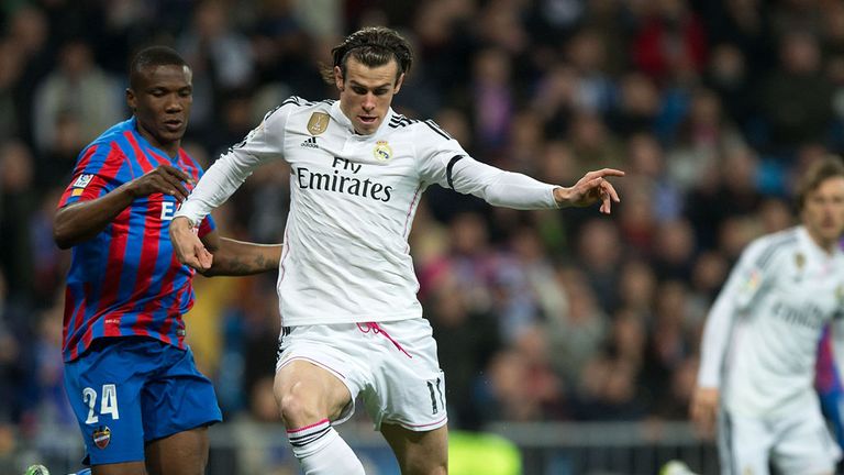 MADRID, SPAIN - MARCH 15: Gareth Bale (R) of Real Madrid CF competes for the ball with Simao Mate Junios (L) of Levante UD during tha La Liga match between