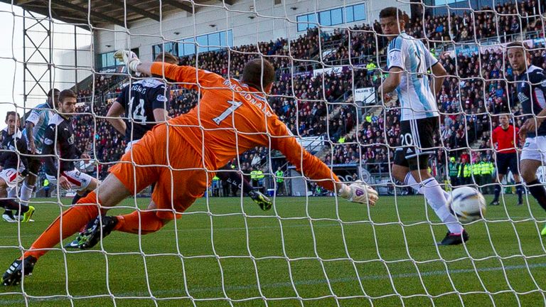 Genero Zeefuik makes it 2-0 to Hearts at Falkirk