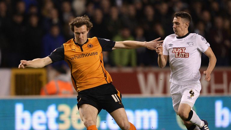Kevin McDonald of Wolves is closed down by Craig Bryson of Derby during the Sky Bet Championship match