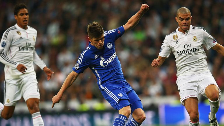 Klaas-Jan Huntelaar scores Schalke's fourth goal