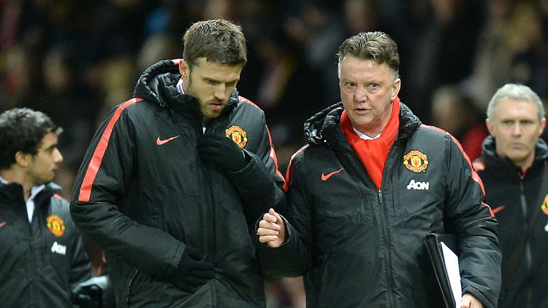 Louis van Gaal talks to Michael Carrick 