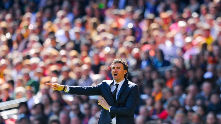 BARCELONA, SPAIN - MARCH 08:  Head coach Luis Enrique of FC Barcelona directs his players during the La Liga match between FC Barcelona and Rayo Vallecano 