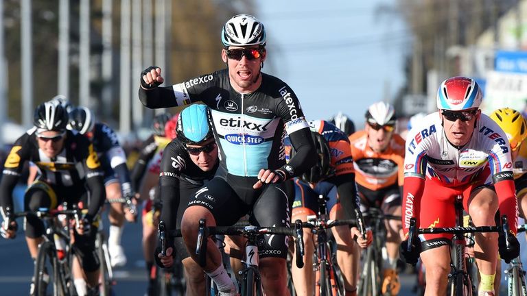 Mark Cavendish wins the 2015 Kuurne-Brussels-Kuurne ahead of Alexander Kristoff