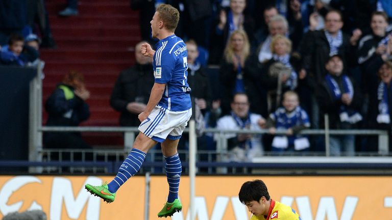 GELSENKIRCHEN, GERMANY - MARCH 07:  Max Meyer (L) of Schalke celebrates after scoring his team's third goal as 