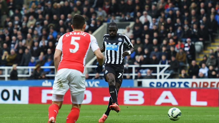 Newcastle's Moussa Sissoko pulls one back for Newcastle to make it 2-1